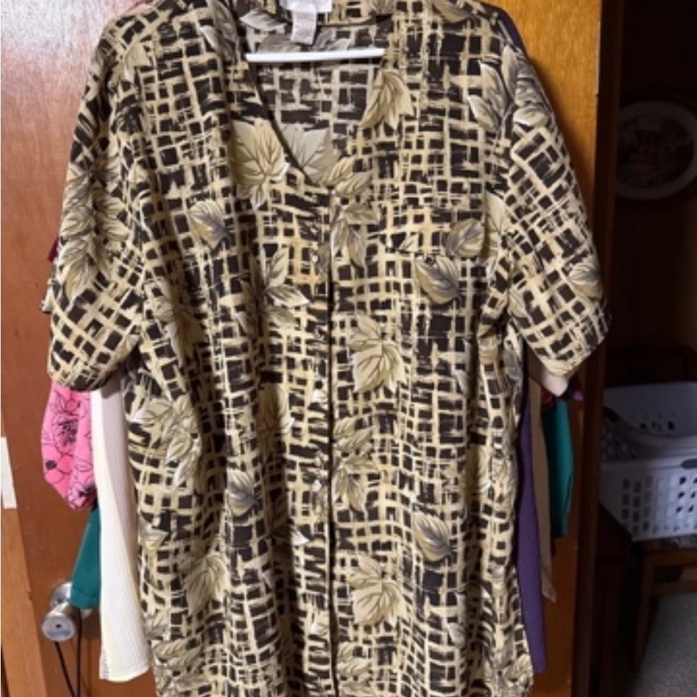 Men's Short-Sleeve Button Shirt in Beige and Black
